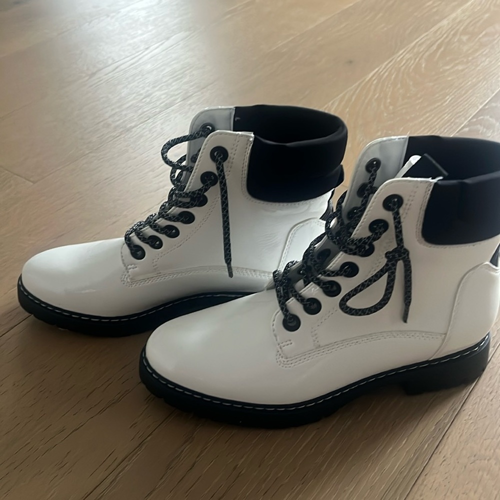 New without the tag Limelight boots